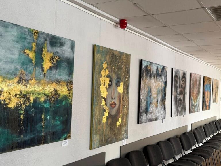 Skambant muzikai, atsiranda spalvos